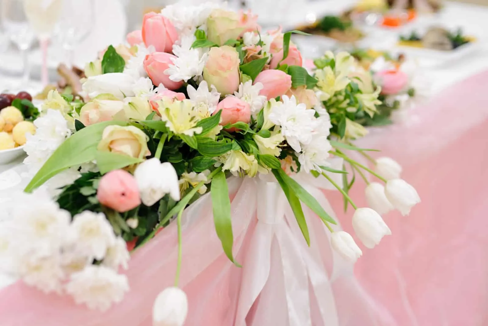 Dekoration des Hochzeitstisches mit Blumen