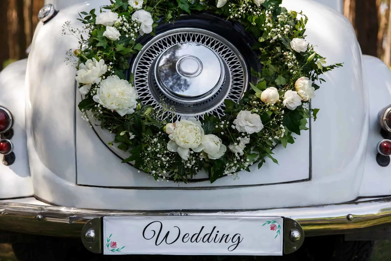 Hochzeitsauto mit einer Dekoration