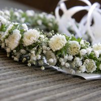 Schöner Kranz mit weißen Blumen