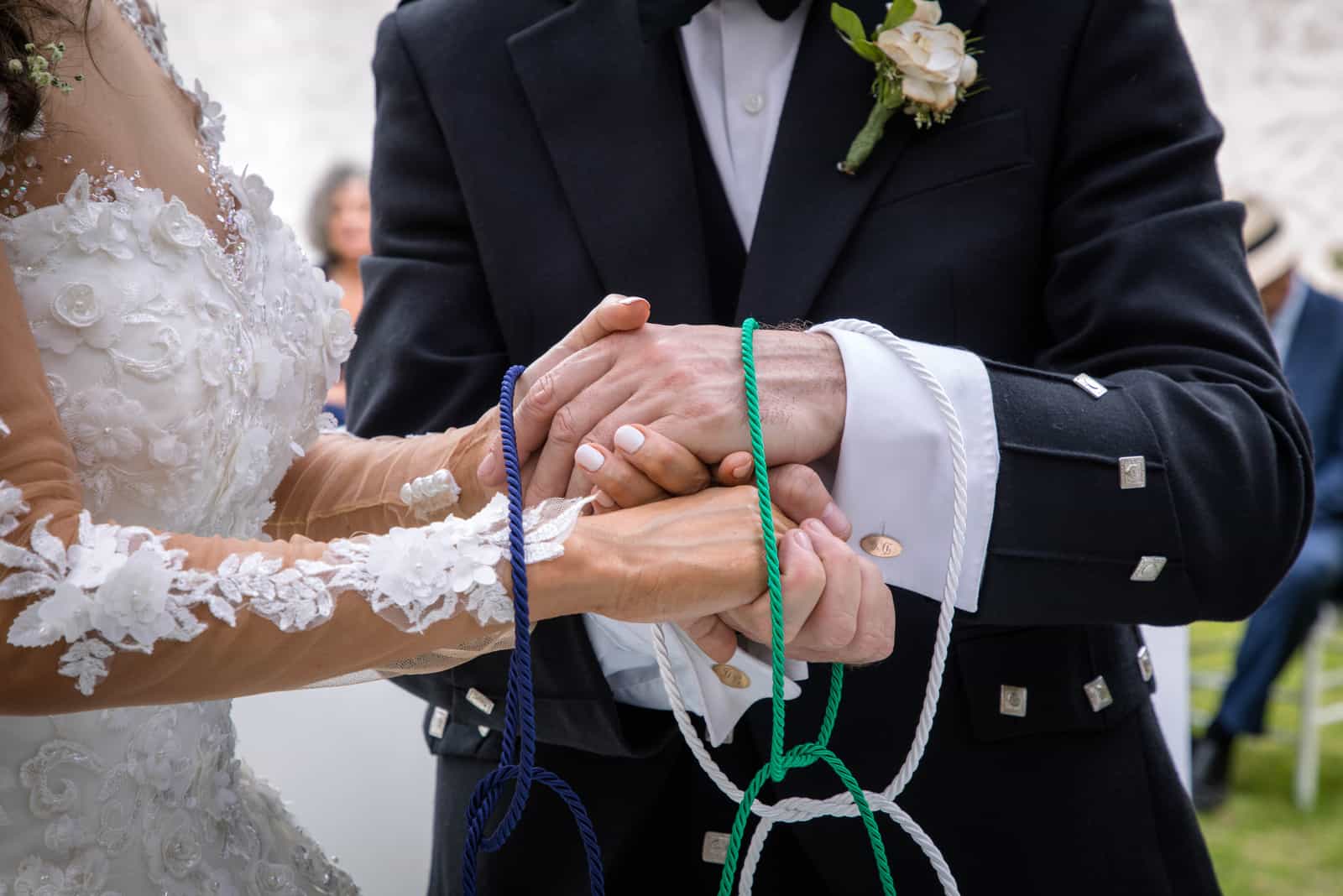 Hochzeitszeremonie Hände gebunden in nautischen Seil Handfasten Gelübde