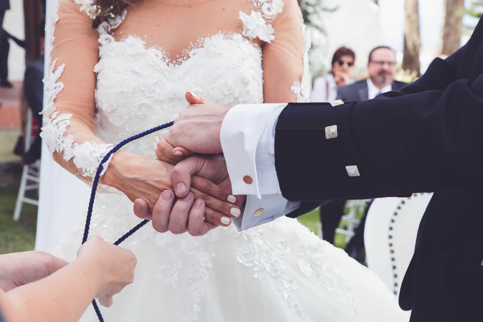 Hochzeitszeremonie Hände gebunden in nautischen Seil Handfasten Gelübde