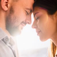 Das schöne Paar verbringt Zeit zusammen mit einem Lächeln