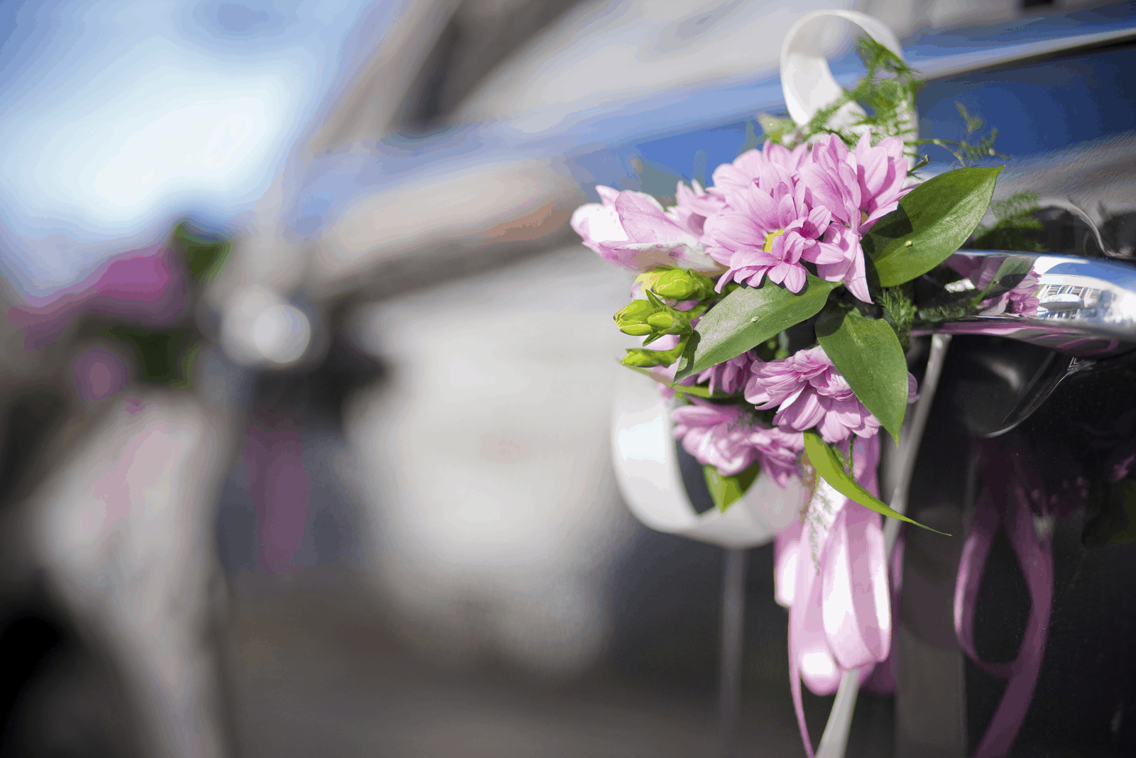 Luxuriöses Hochzeitsauto mit Blumen geschmückt