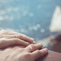 Händchenhalten mit Eheringen