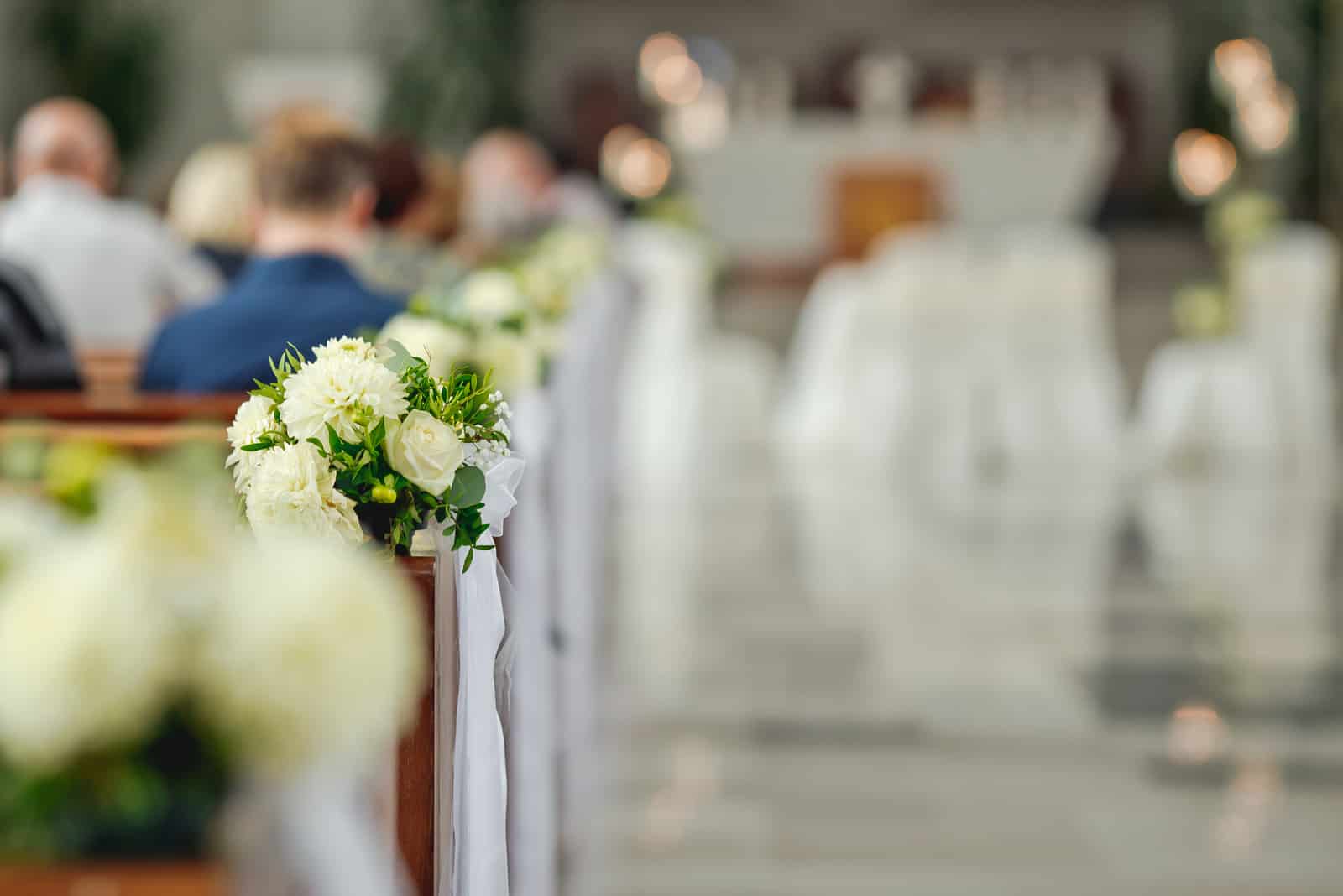 kirchliche Hochzeitsdekoration weiße Blumen