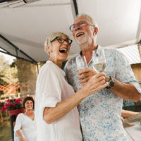 Älteres Paar tanzt auf einer Party draußen