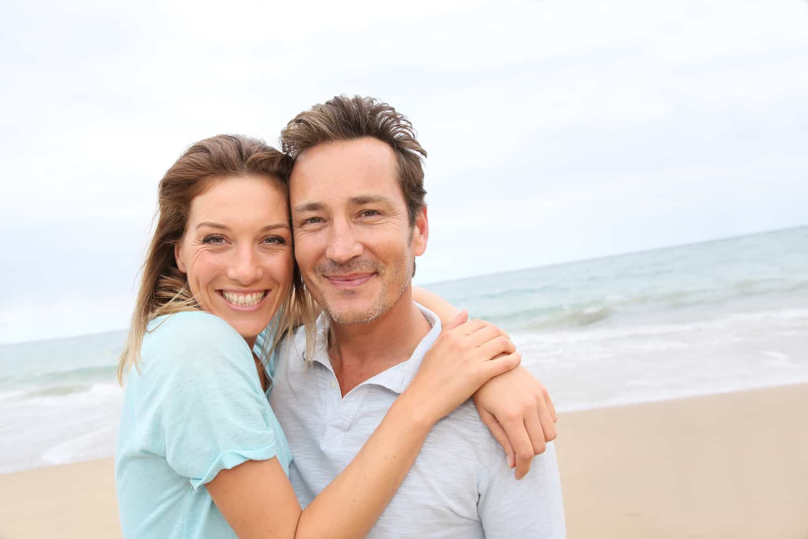 40-jähriges Paar genießt den Tag am Strand
