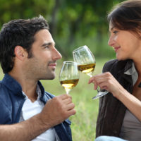 Paar im Freien feiern Wein trinken