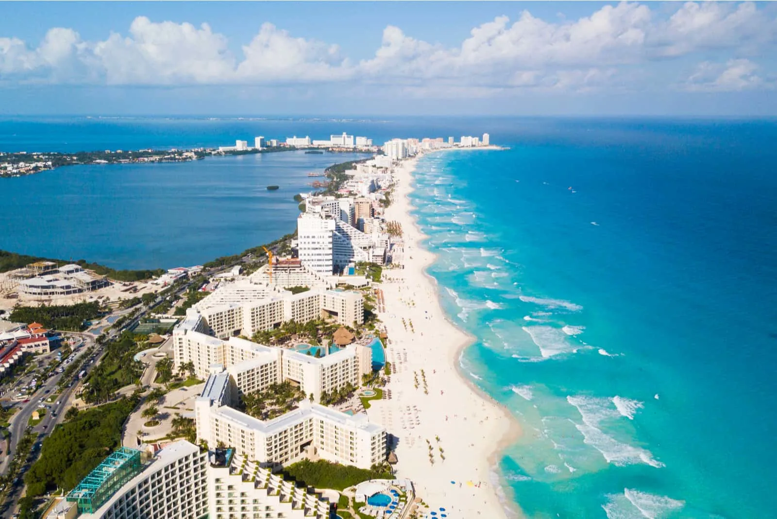 Ein Luftbild eines Strandes in Cancun, Mexiko