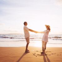 Paar genie&szlig;t am Strand