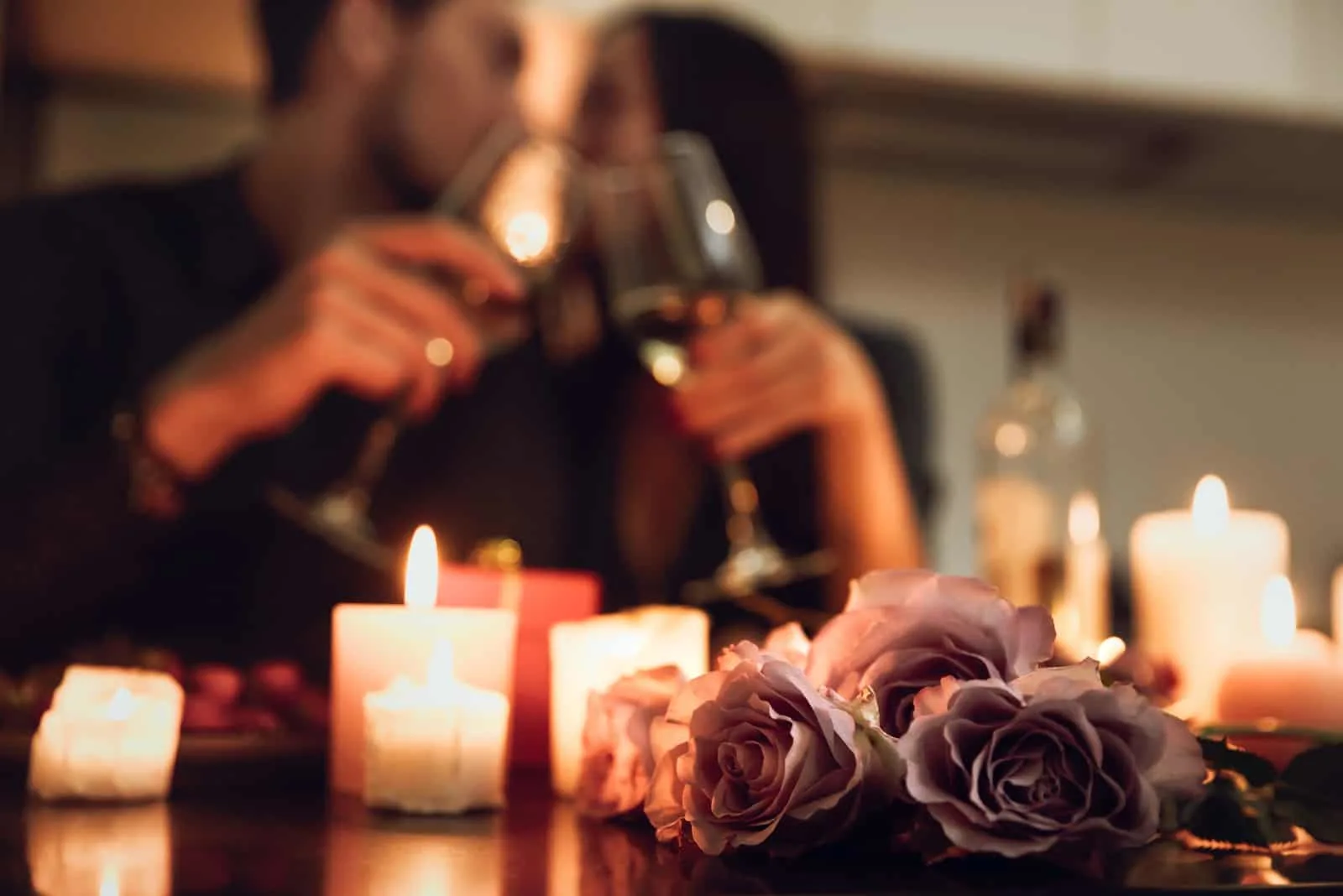 Paar bei einem romantischen Candlelight-Dinner zu Hause