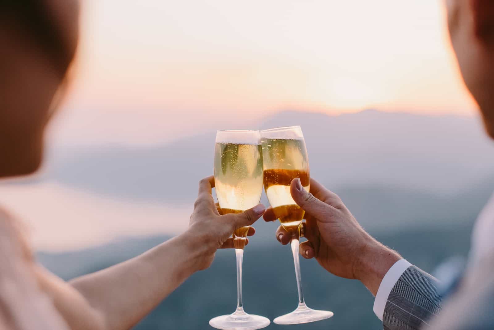 Paar trinkt Champagner bei Sonnenschein
