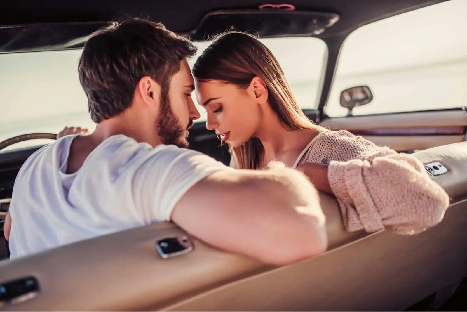 Romantisches Paar sitzt im Retro-Auto