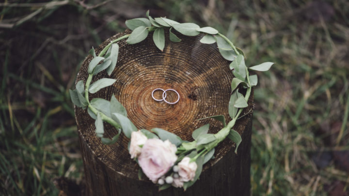 Saphirhochzeit: Die schönsten Geschenkideen und Sprüche zum 16. Hochzeitstag