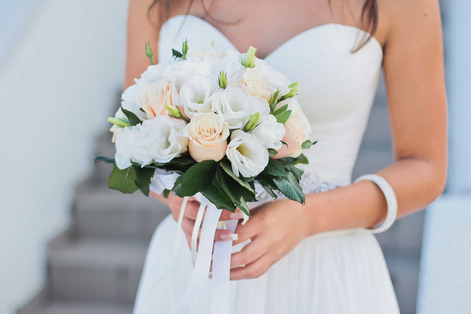 Schöner Hochzeitsblumenstrauß in den Händen der Braut