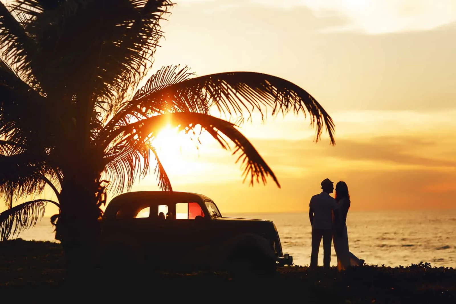 Sonniges Hochzeitspaar in Kuba am Meer