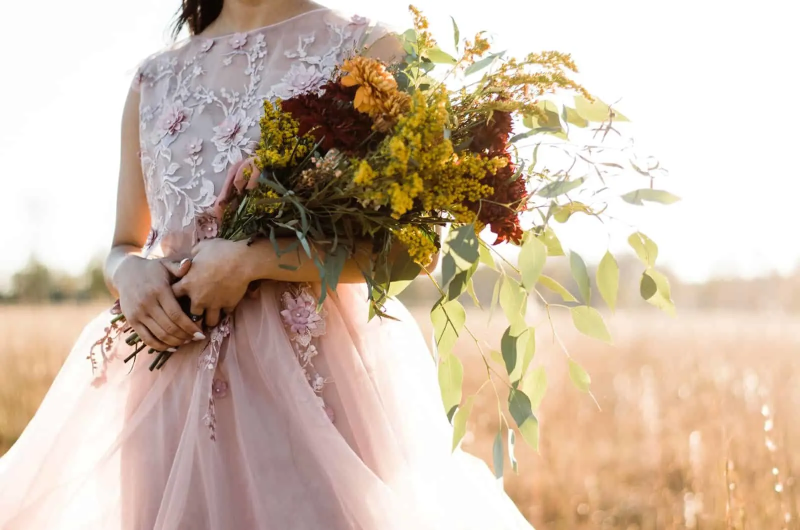 Braut hält einen Vintage-Blumenstrauß