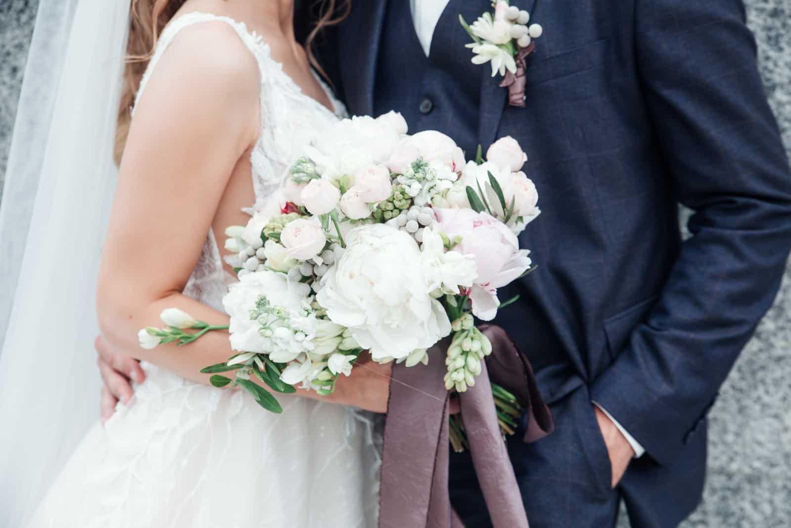 Braut mit Blumenstrauß in der Hand