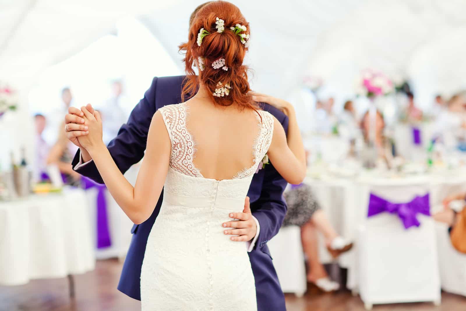 Braut und Bräutigam tanzen bei der Hochzeit
