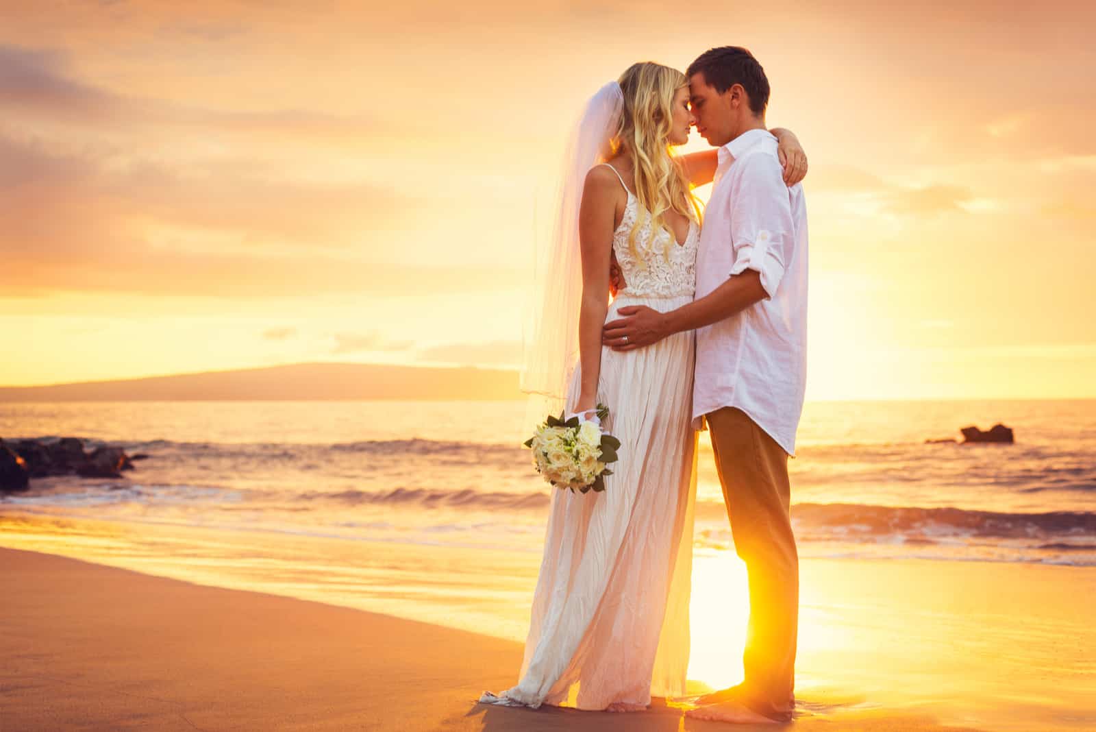 Braut und Bräutigam an einem wunderschönen tropischen Strand