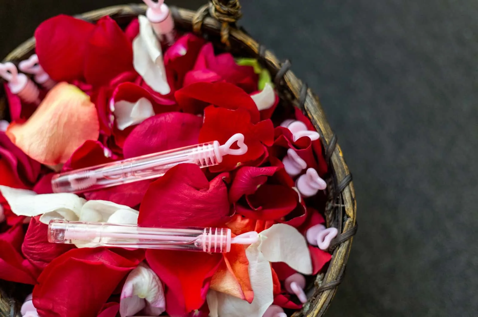 Hochzeitsdeko Blütenblätter und Seifenblase