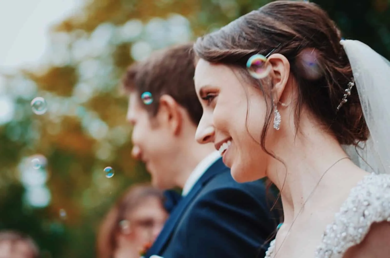 Hochzeitspaar mit Blasen im Hintergrund