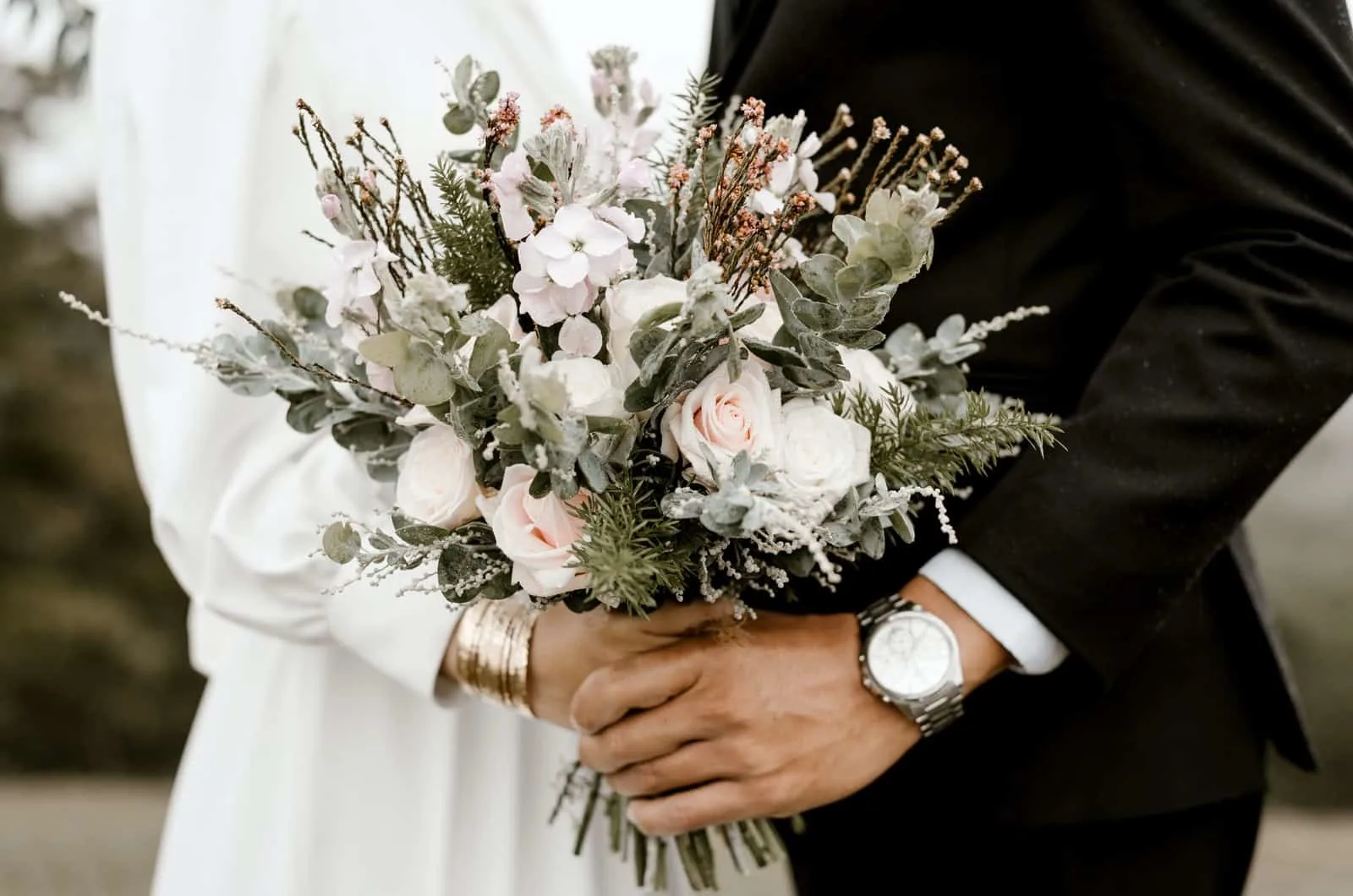 Hochzeitspaar mit einem Blumenstrauß