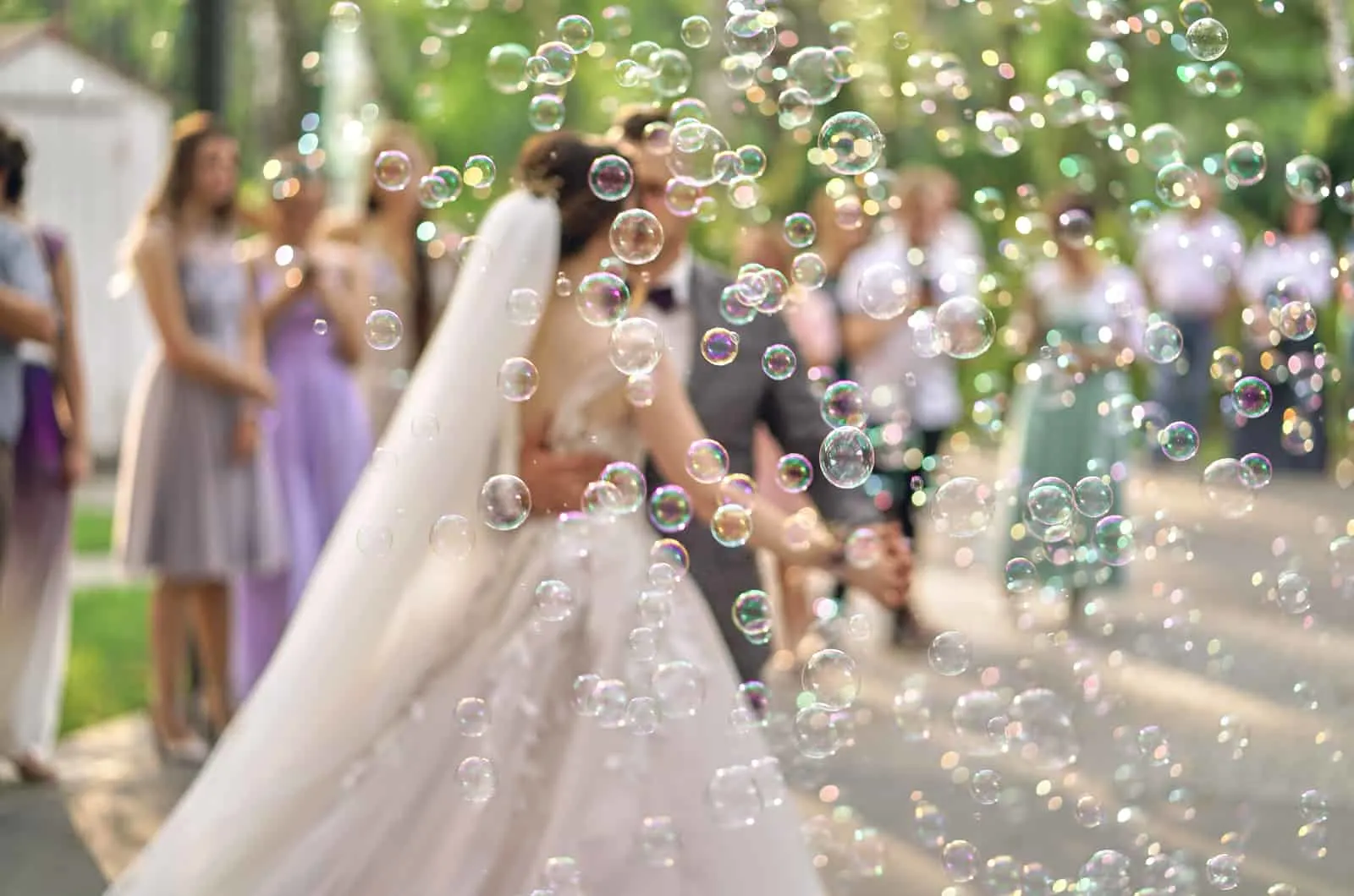 Hochzeitspaar tanzt mit Seifenblasen herum
