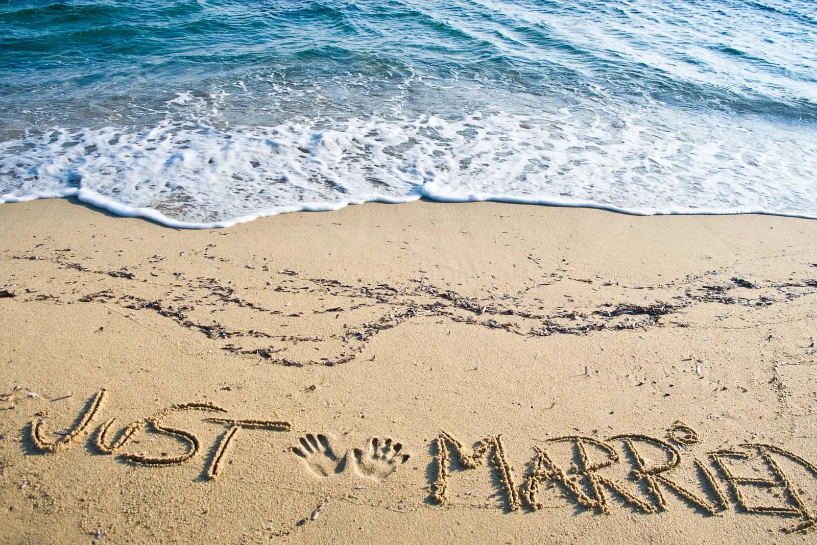 Just Married in Sand on the Beach geschrieben
