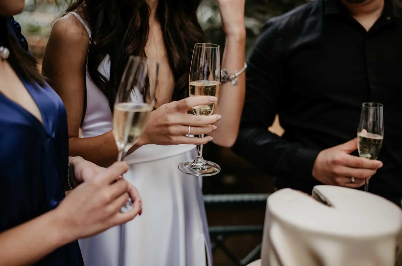 Leute bei der Hochzeit mit Champagnergläsern