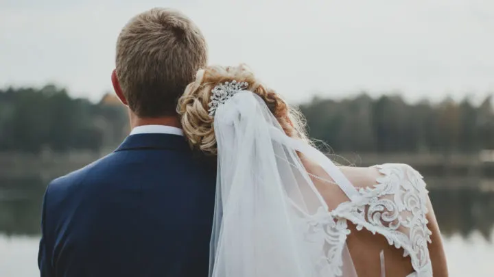 Liebevolle Hochzeitsgrüße für das Brautpaar und die Gäste