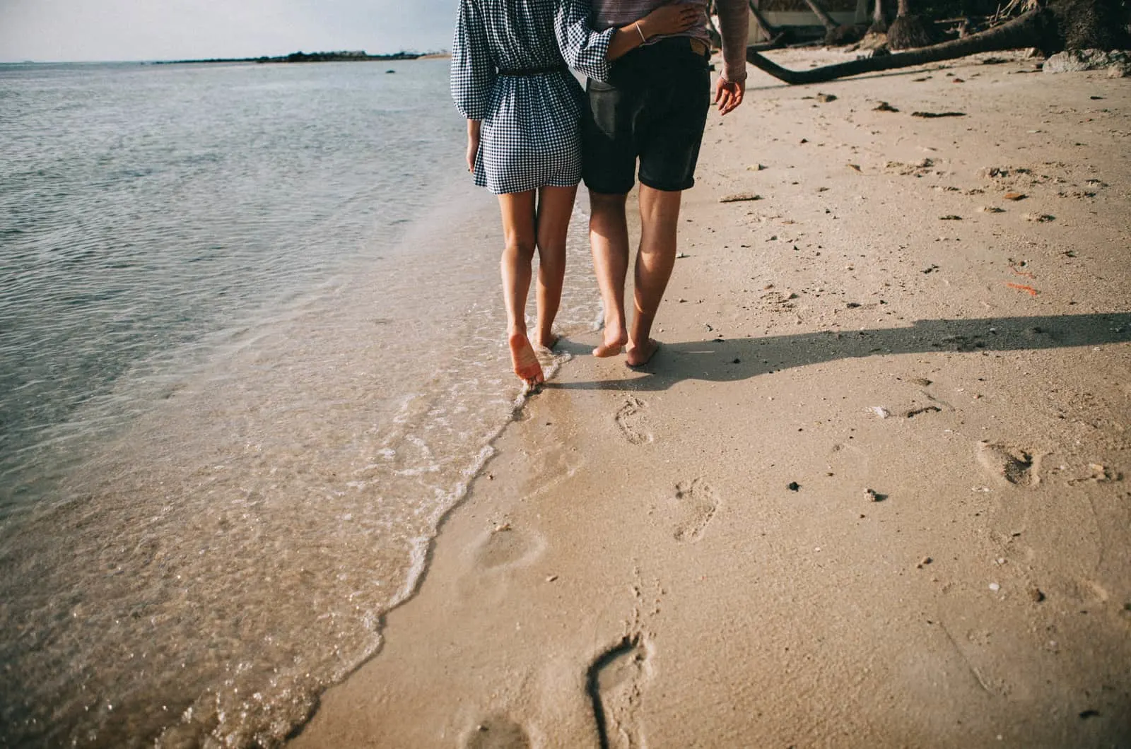 Paar geht am Strand spazieren