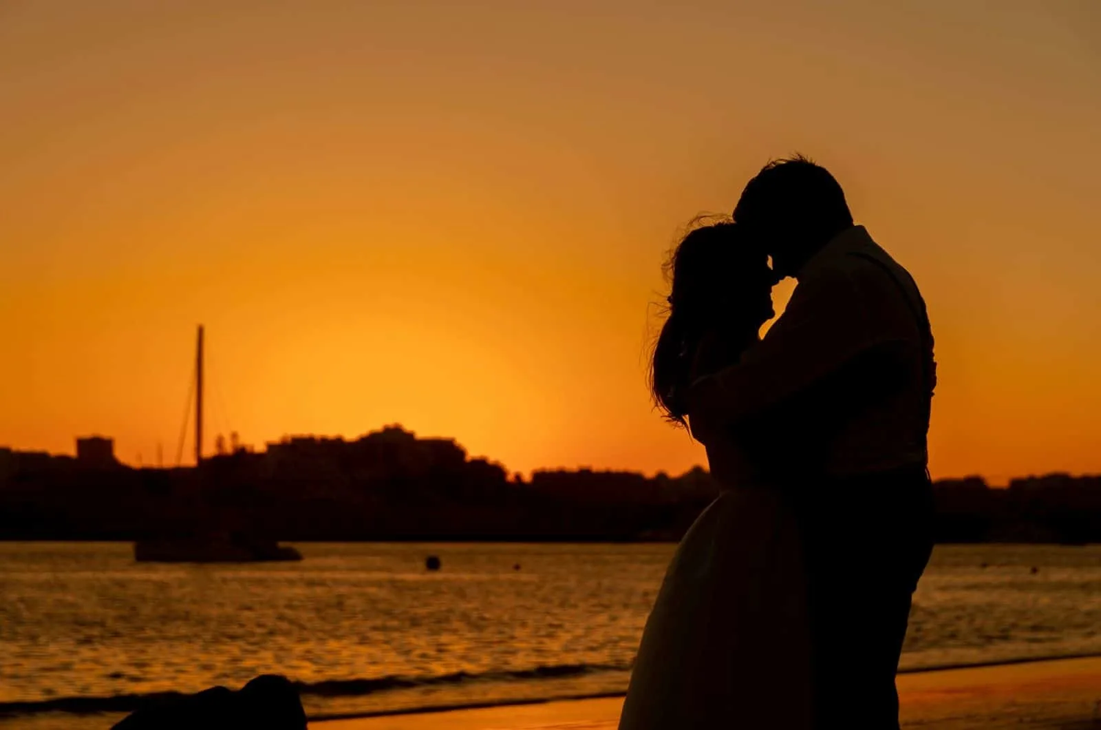 Paar küsst sich bei Sonnenuntergang