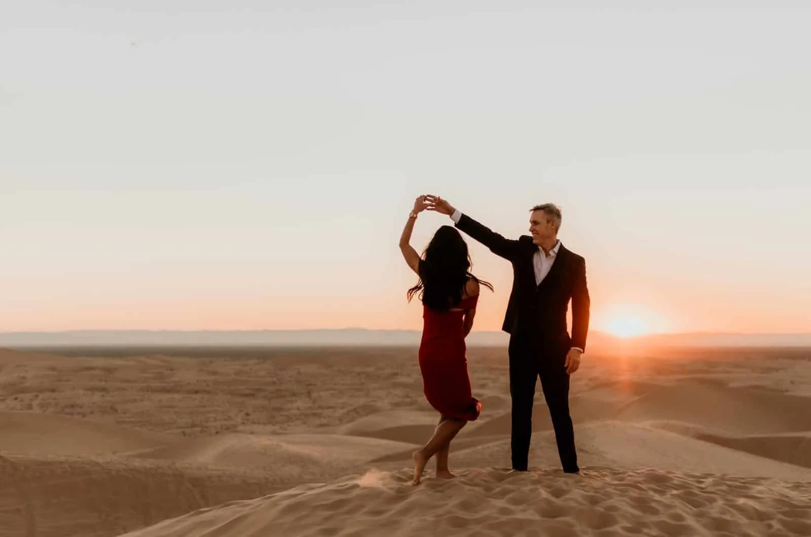 Paar tanzen in der Wüste