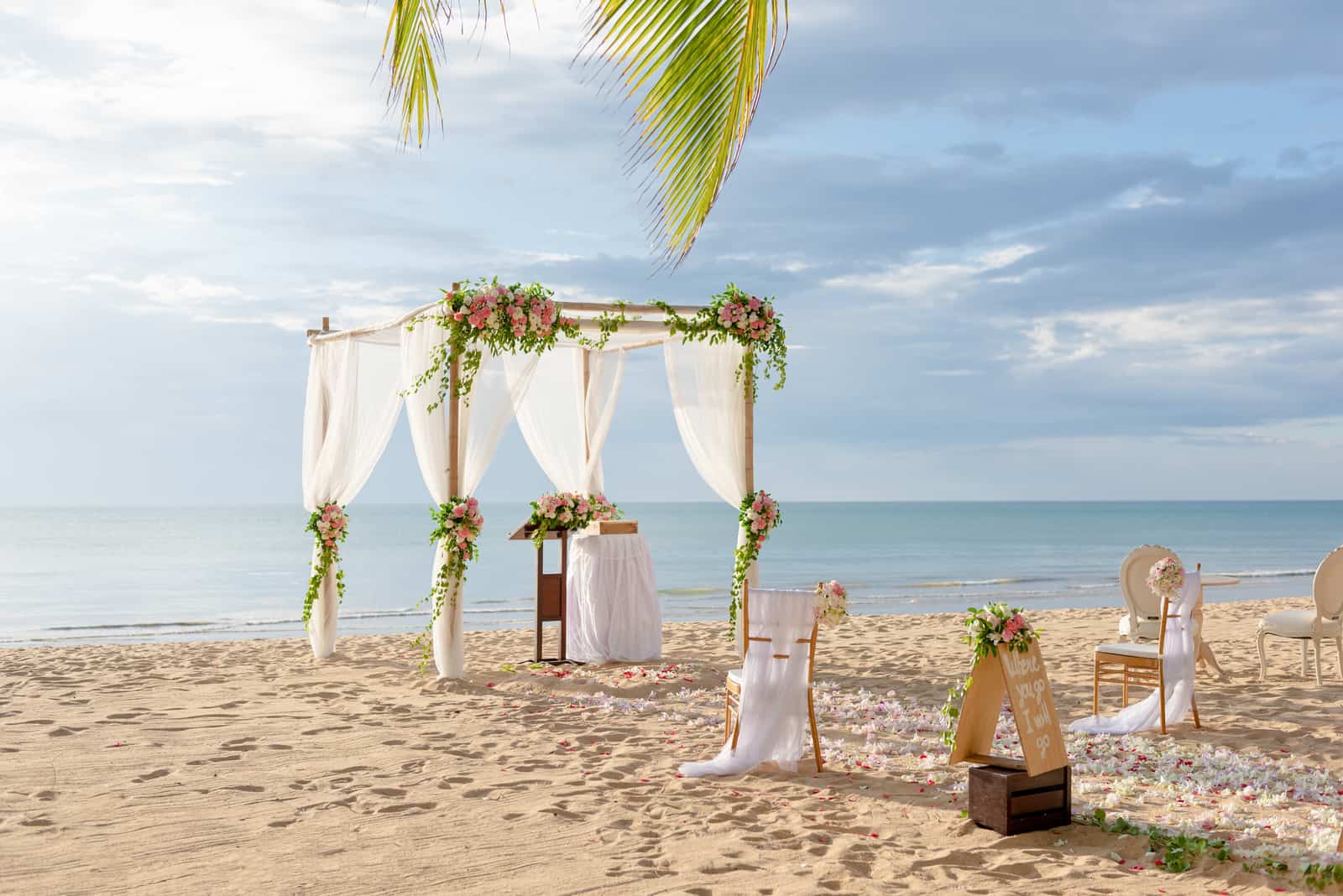 wunderschönes Hochzeits-Setup am Strand