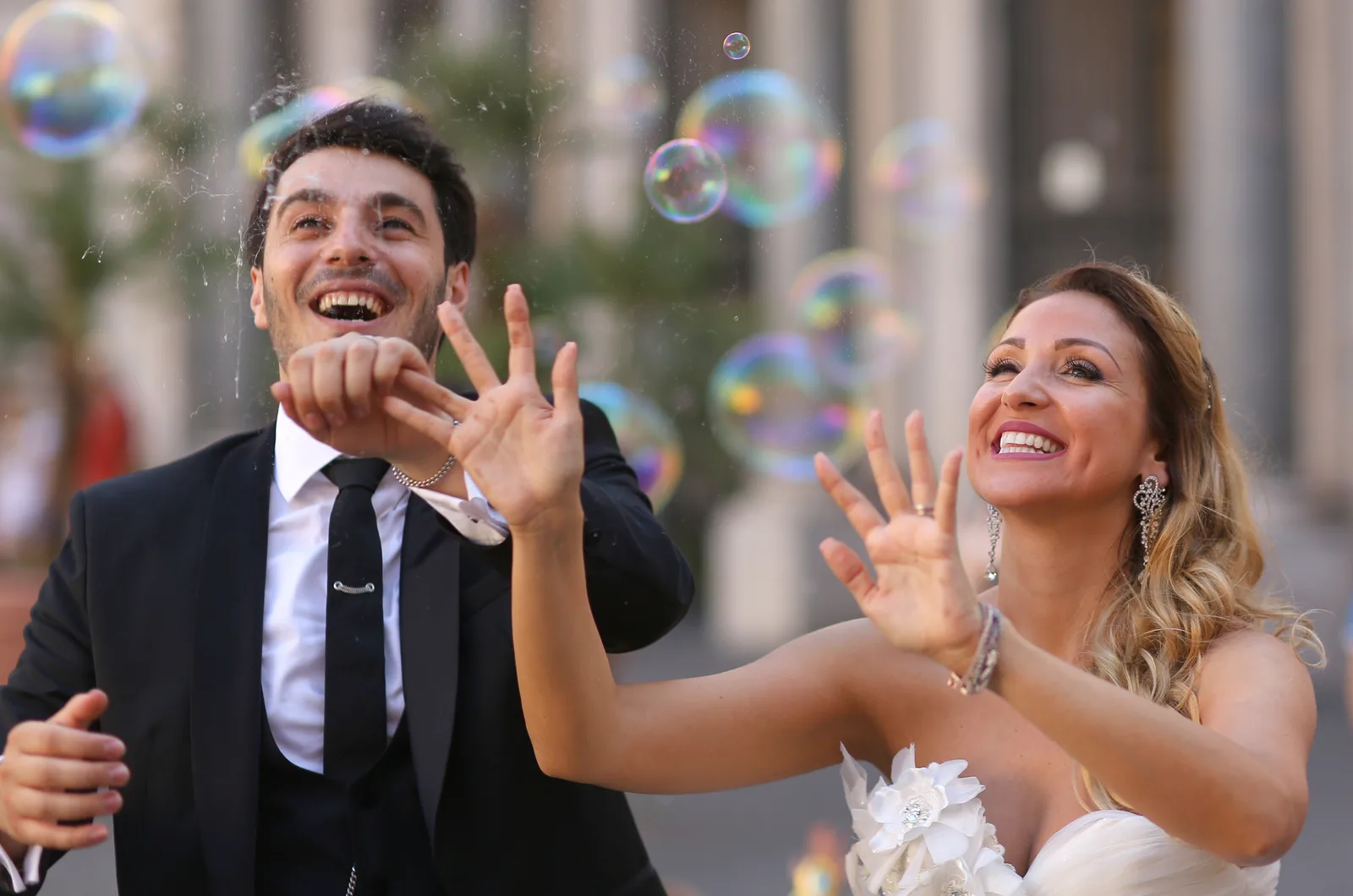 Braut und Bräutigam beobachten Seifenblasen