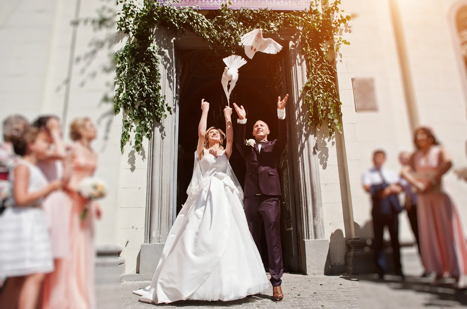 Braut und Bräutigam lassen Hochzeitstauben frei