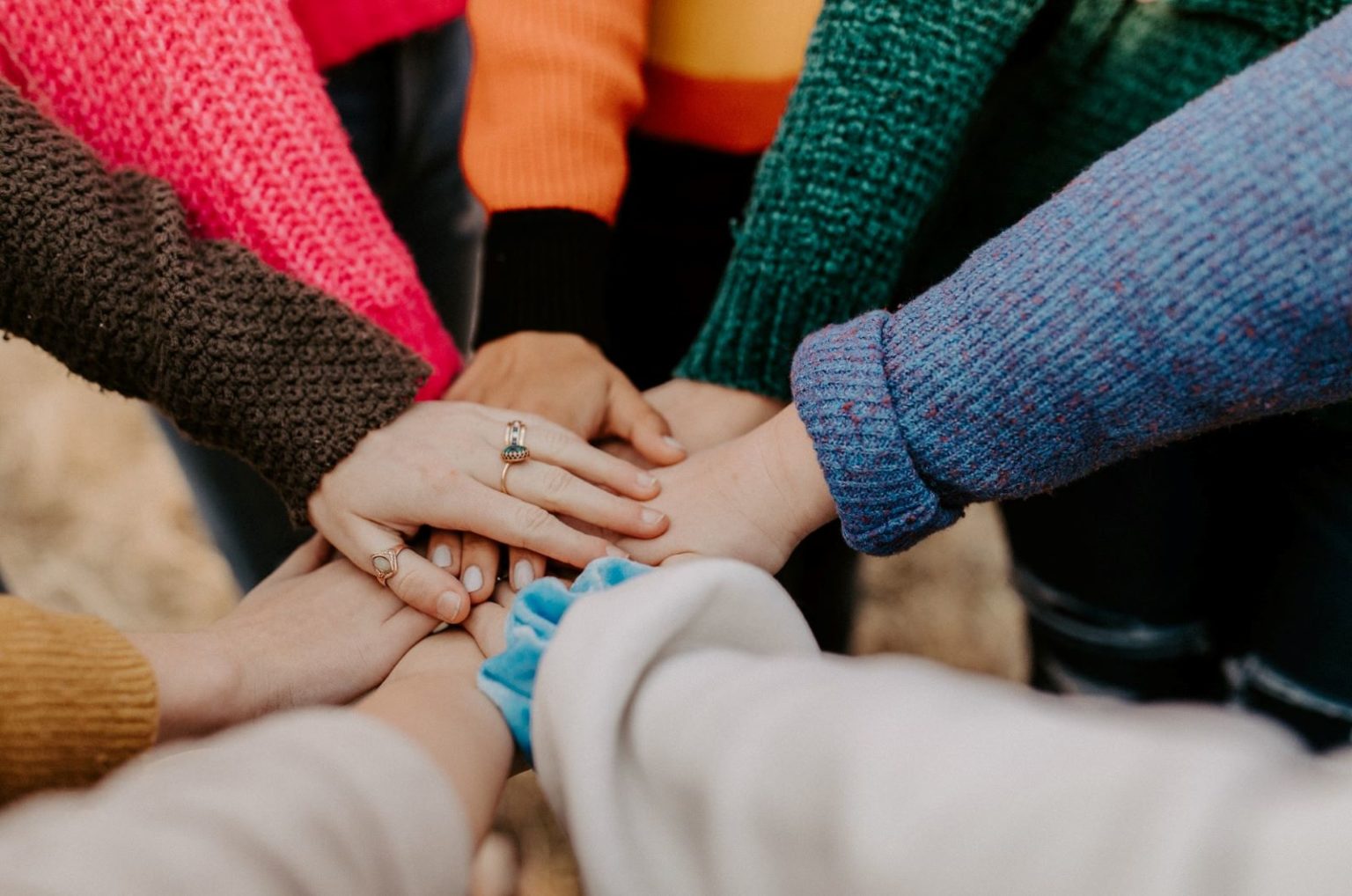 Hand in Hand Sprüche inkl. Zitate für diverse Gelegenheiten