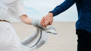 Hand in Hand Sprüche inkl. Zitate für diverse Gelegenheiten