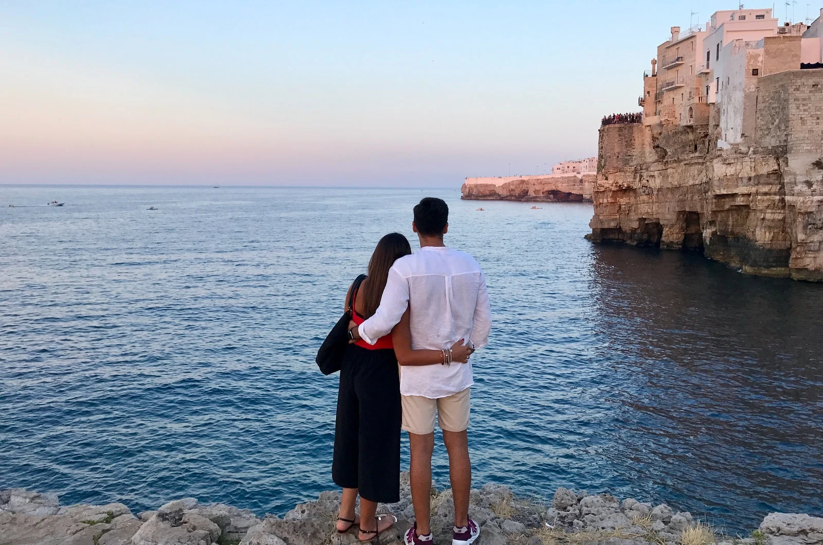 Mann und Frau umarmen sich und schauen aufs Meer