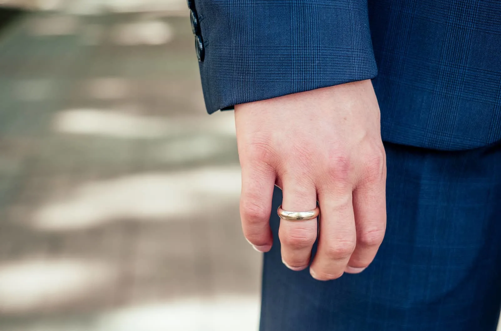 Mannhand mit Ring