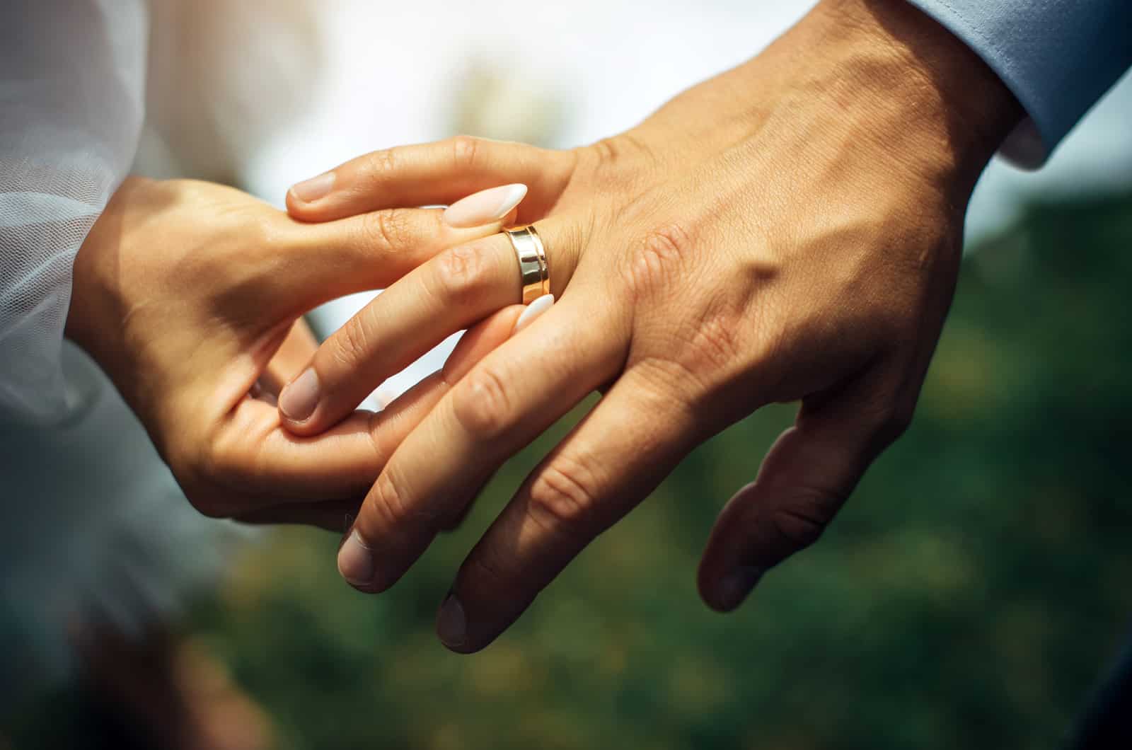 Paar Hand und Verlobungsring