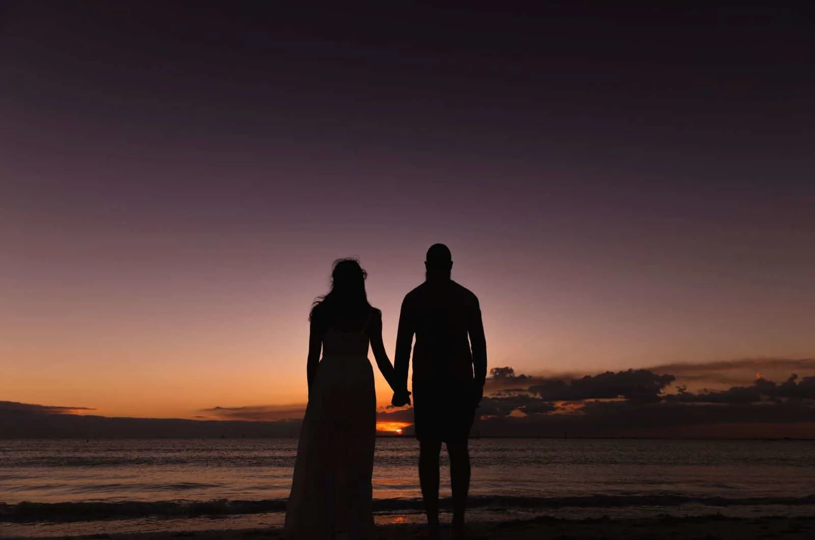 Paar bei Sonnenuntergang fotografiert