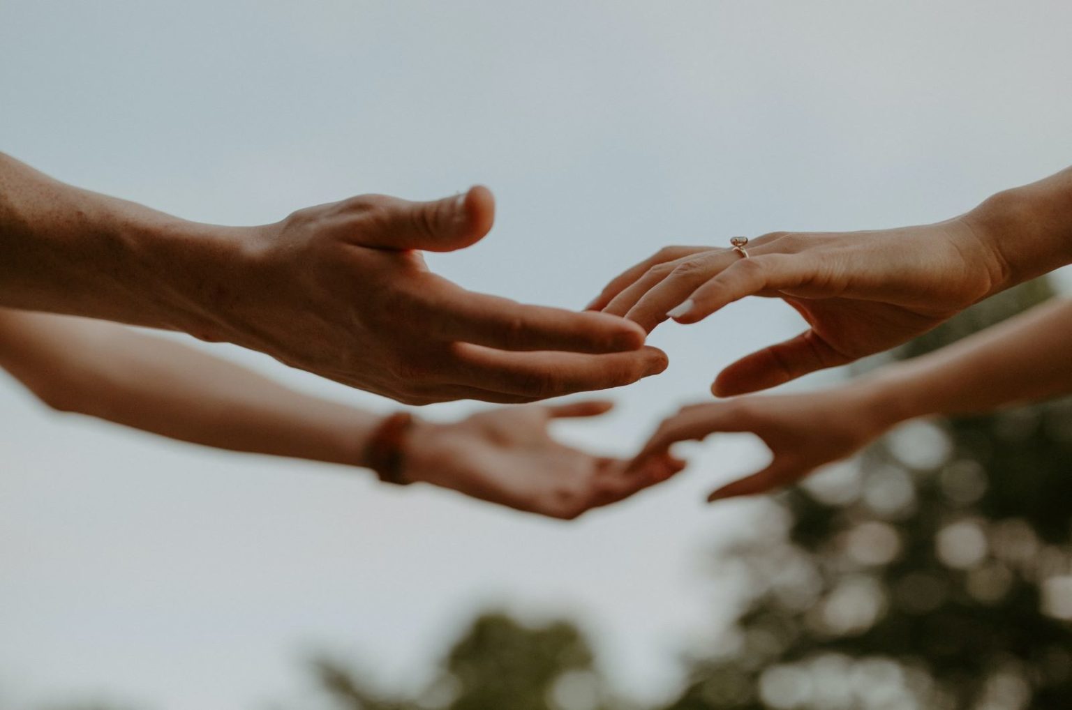 Hand in Hand Sprüche inkl. Zitate für diverse Gelegenheiten