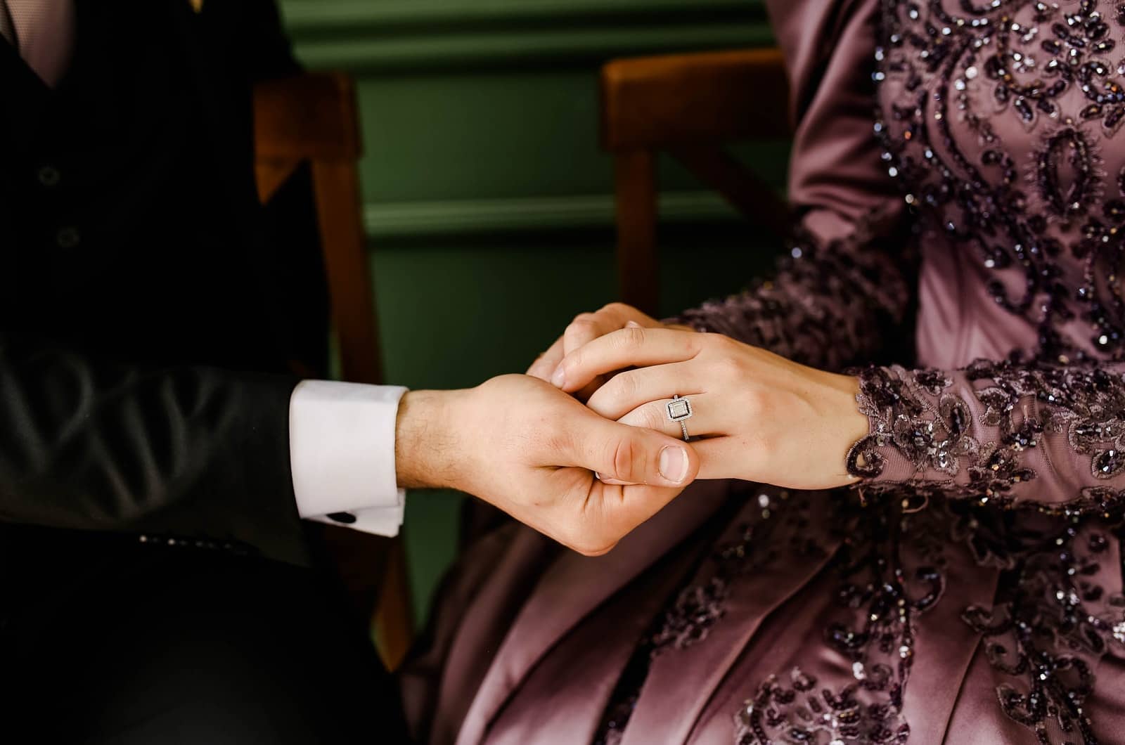 Paar mit Verlobungsringen halten Händchen