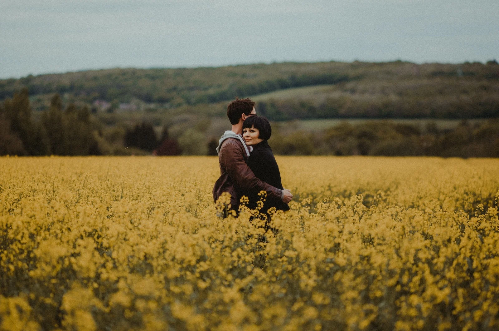 Paar umarmt sich auf einem Feld