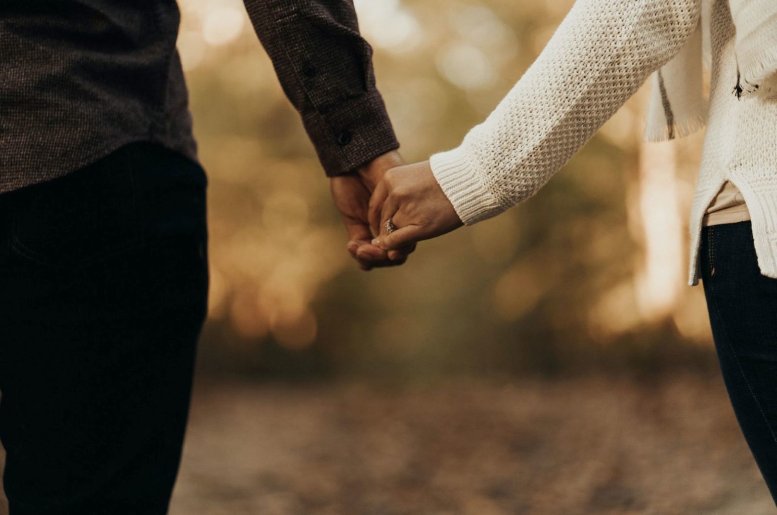 Hand in Hand Sprüche inkl. Zitate für diverse Gelegenheiten