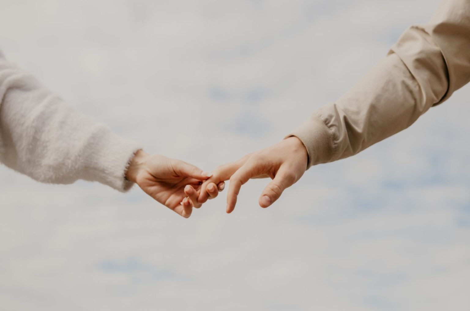 Hand in Hand Sprüche inkl. Zitate für diverse Gelegenheiten