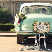 blaues Auto mit Hochzeitsdekoration