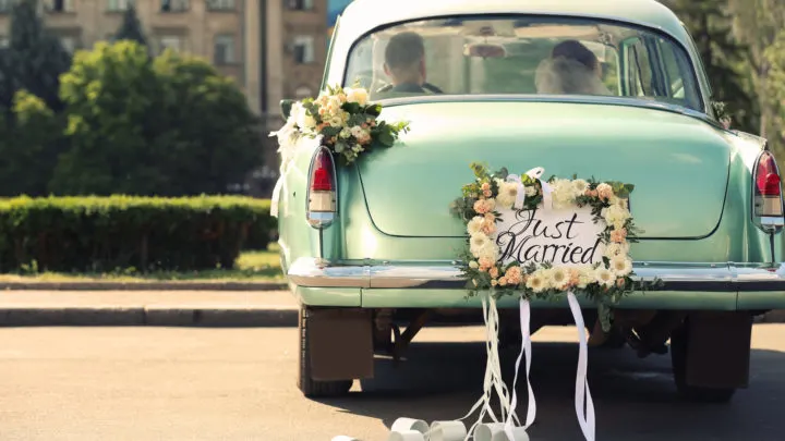 Autoschleifen Hochzeit: Kaufen oder selbst basteln?